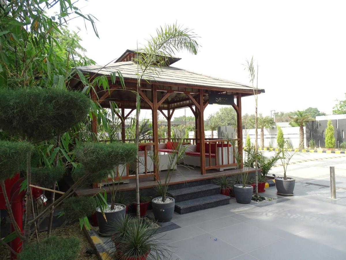 The Grand Arc Hotel & Convention Centre Shahjahanpur Exterior foto